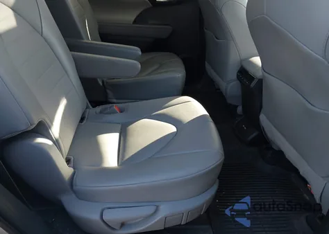 2021 Toyota Highlander Xle z USA, uszkodzony, nr VIN 5TDHZRBH7MS119702